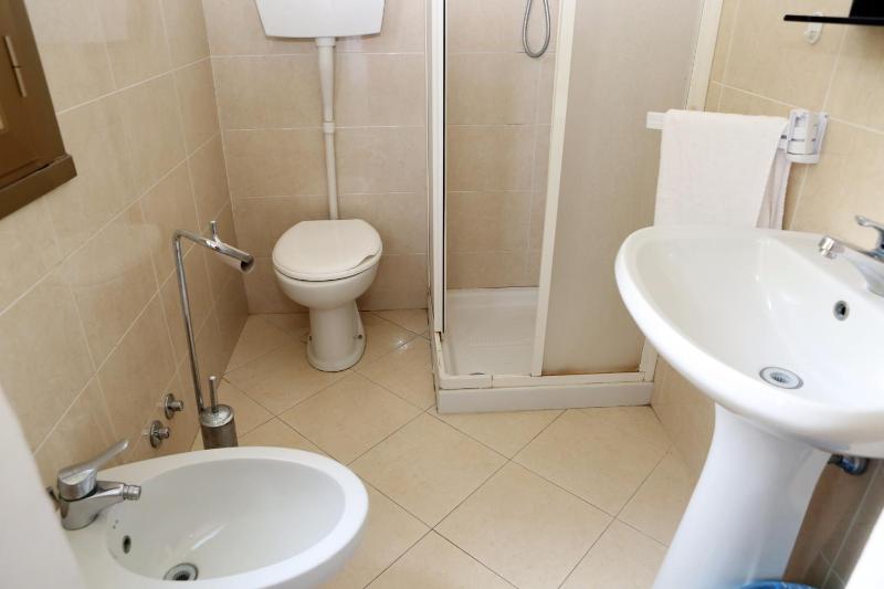 Single Room with Shared Bathroom image 4