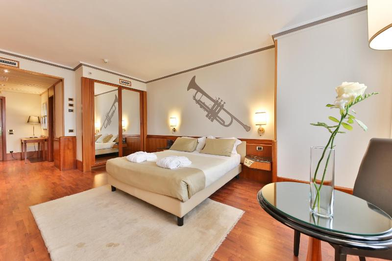 Deluxe Double Room image 1