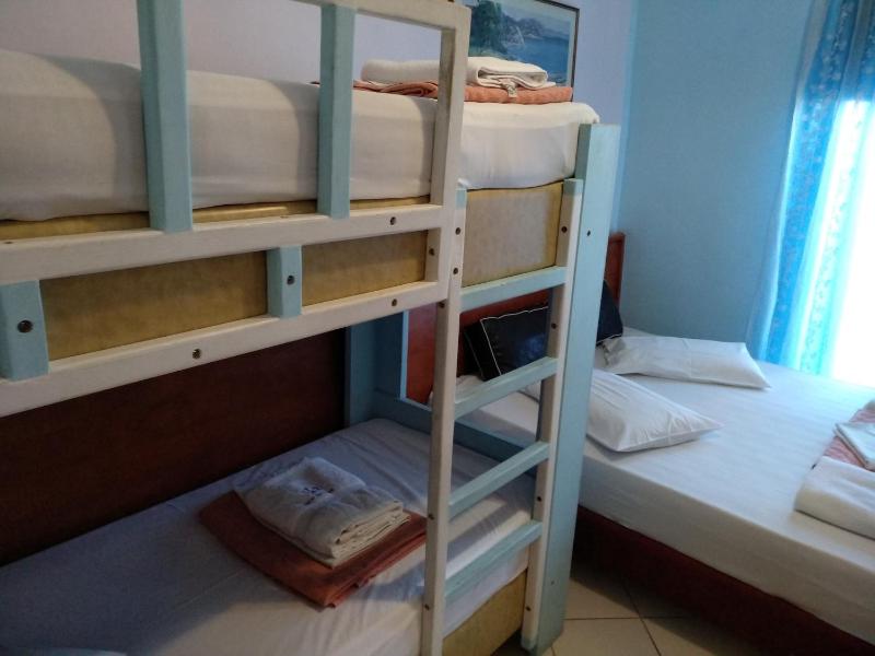 Classic Quadruple Room image 3