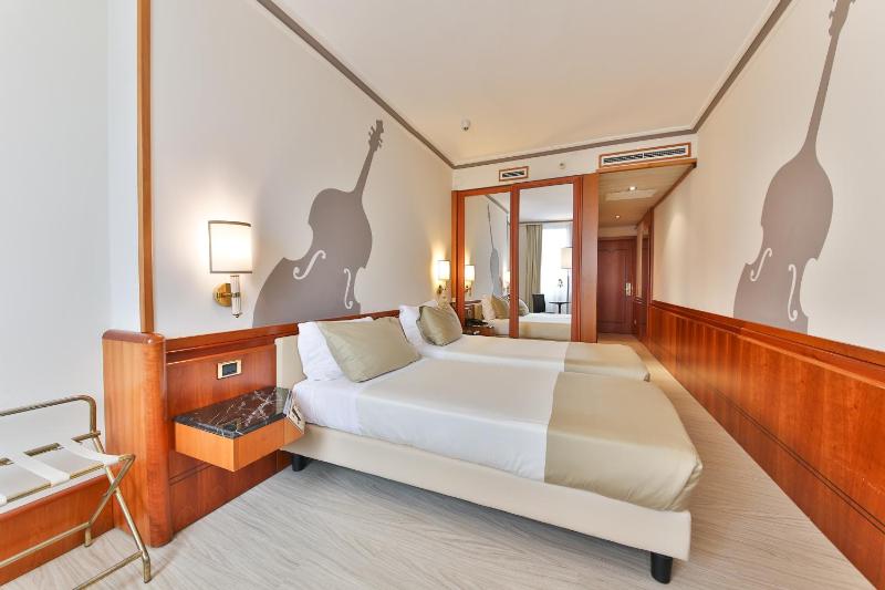Twin Room image 1