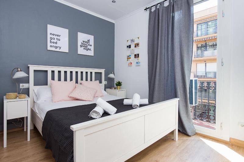 Lovely and Convenient Sagrada Familia Apartment - image 1