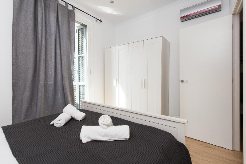 Lovely and Convenient Sagrada Familia Apartment - image 2