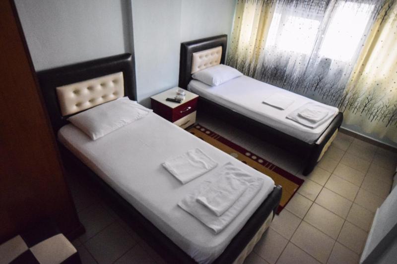 Standard Twin Room image 3