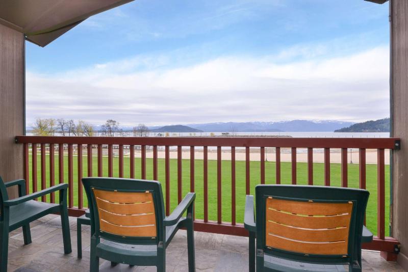 King Room with Lake View - Non smoking image 4