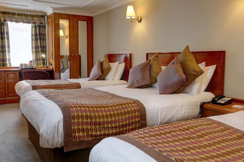 Standard Room with Double and Single Beds image 1