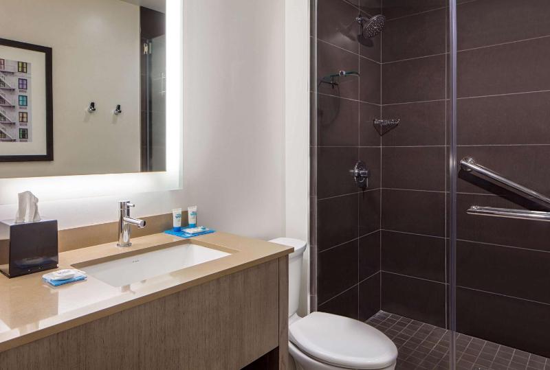 One-Bedroom King Suite with View and Roll-In Shower - Disability Access image 2