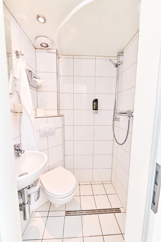 Apartment (1 Adult) image 4