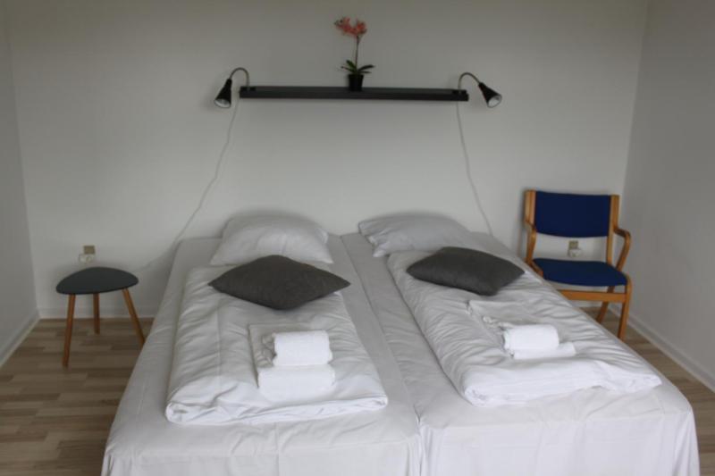 Twin Room image 3