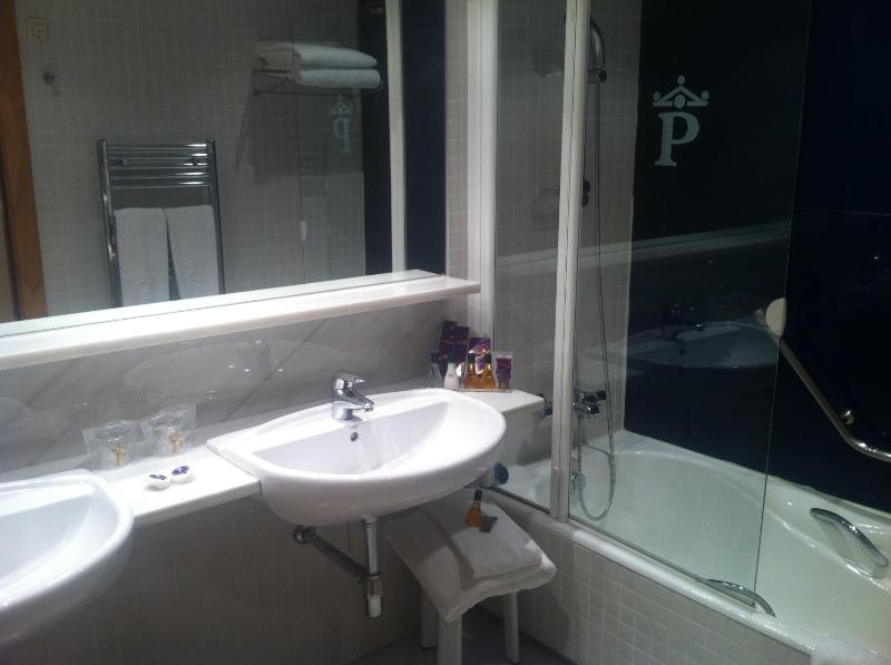 Standard Double Room (2 Adults + 1 Child) image 2