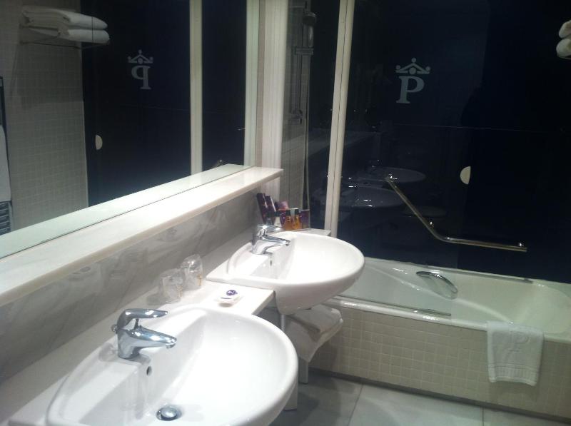 Standard Double Room (2 Adults + 1 Child) image 3