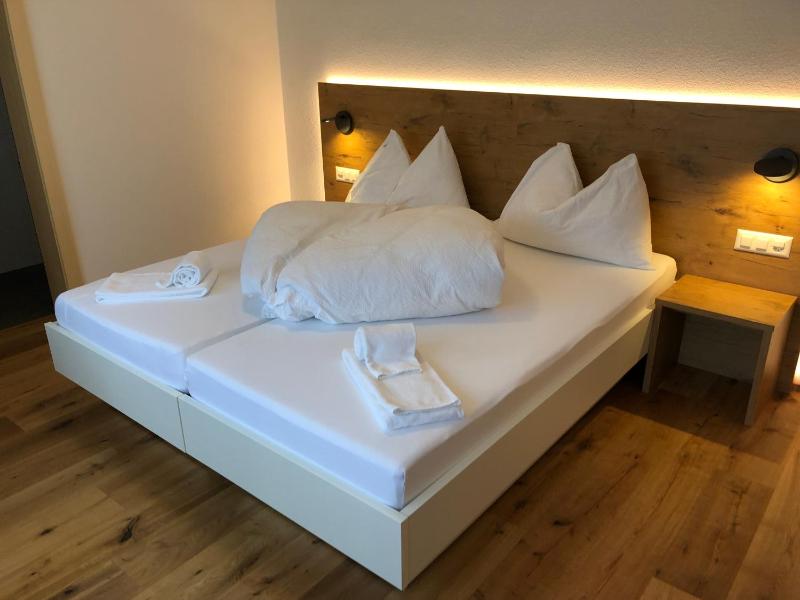 Double or Twin Room with Shower image 4