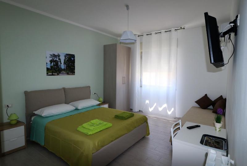 Triple Room with Private Bathroom image 3
