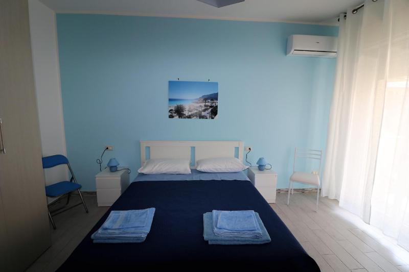 Triple Room with Private Bathroom and Balcony image 4