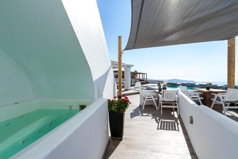 Deluxe Suite with Hot Tub & Caldera View image 2