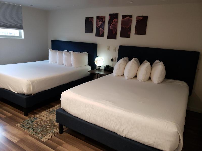 Queen Room with Two Queen Beds image 4
