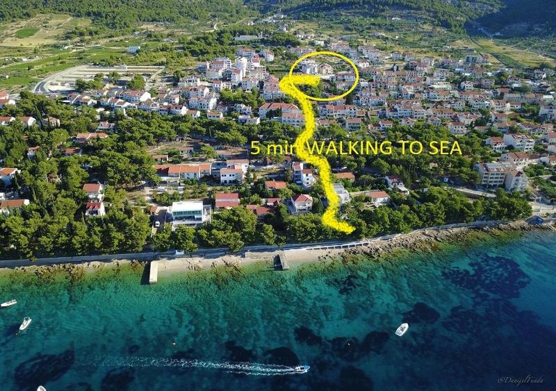 5 min from beach and center of Bol - image 1