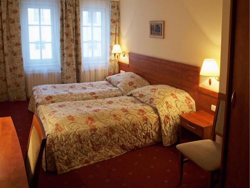 Twin Room image 3