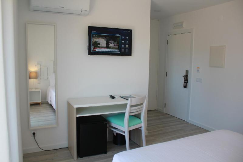 Deluxe Double Room with Balcony image 3
