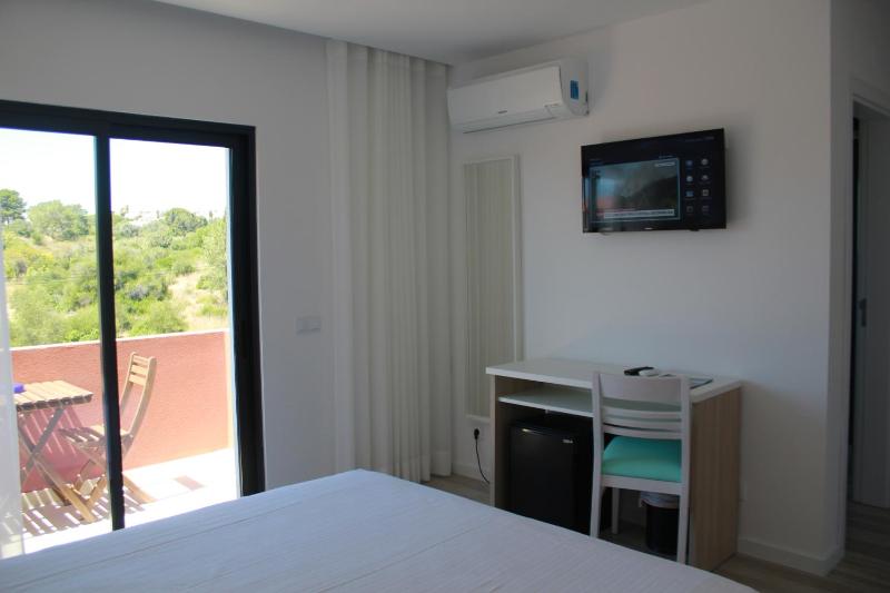 Deluxe Double Room with Balcony image 4