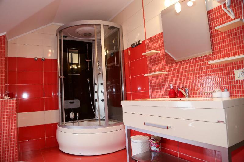 Double Room with Balcony image 3