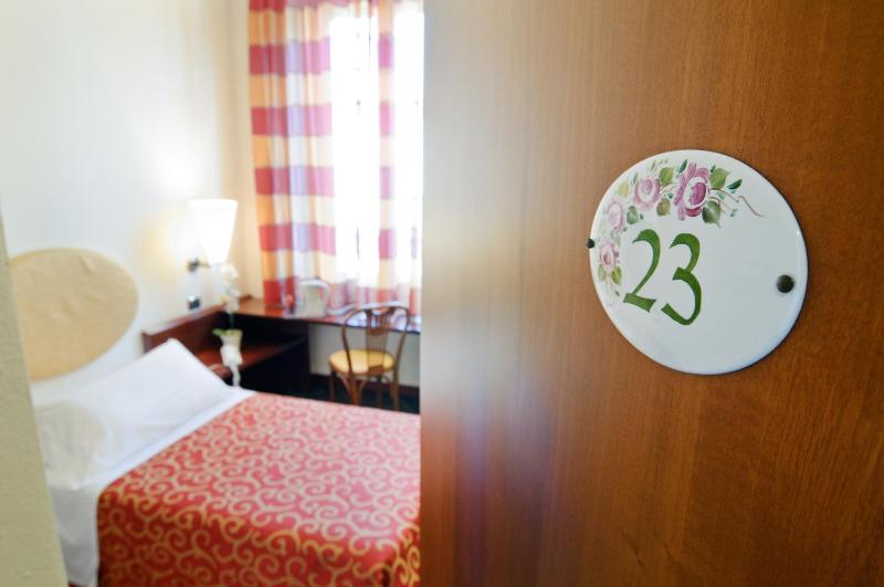 Single Room image 3