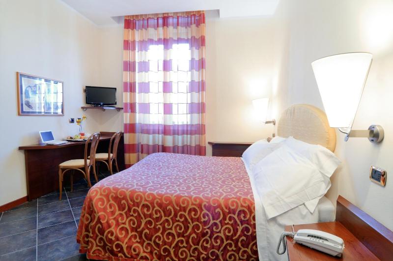Double Room image 4