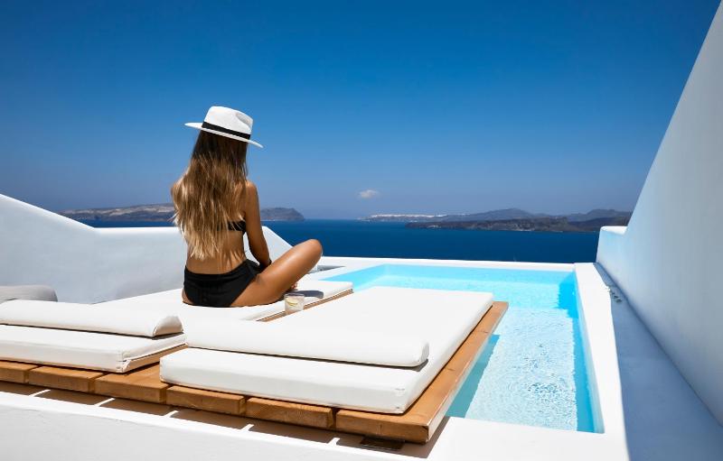 Honeymoon Suite with Infinity Heated Private Pool image 2