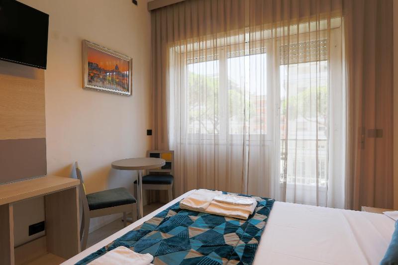 Deluxe Double Room with Balcony image 3