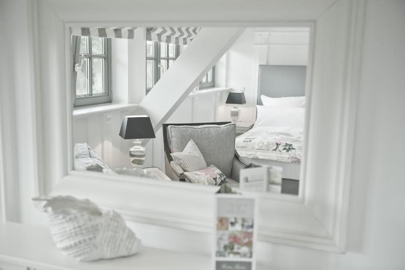 Single Room image 3