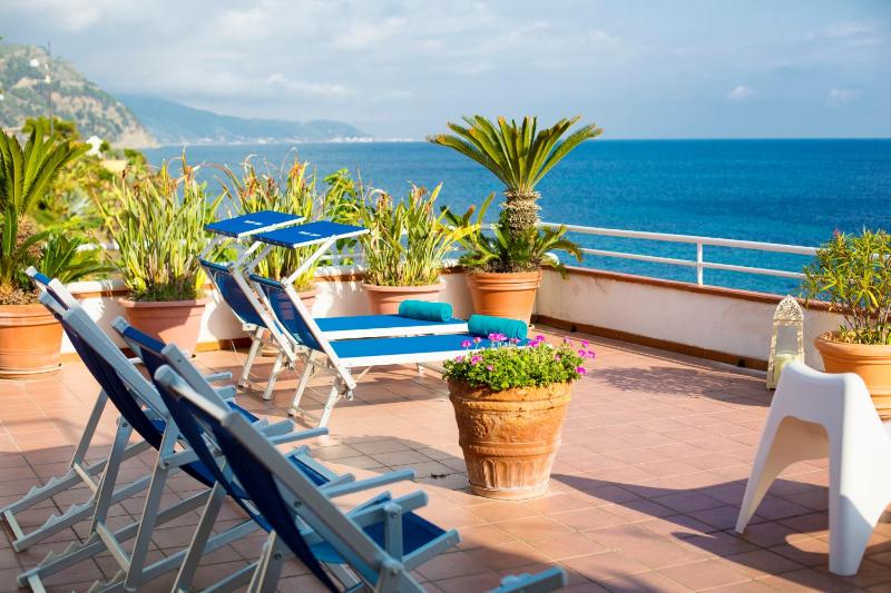 Classic Double Room with shared Terrace and Sea View image 3