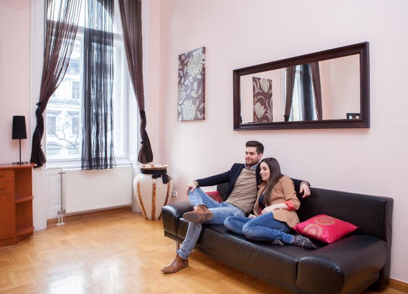 Deluxe Three-Bedroom Apartment image 2