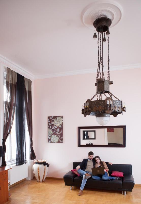 Deluxe Three-Bedroom Apartment image 3