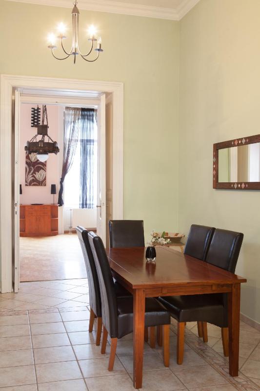 Deluxe Three-Bedroom Apartment image 4