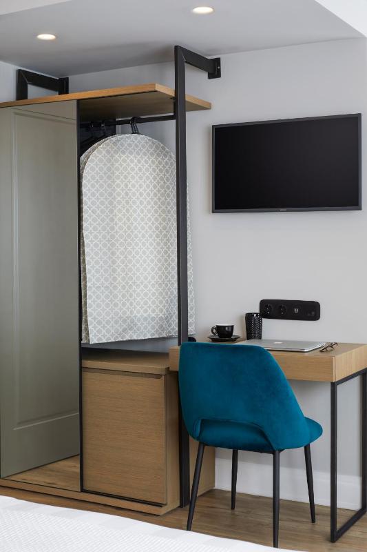 Junior Suite with Park View image 3