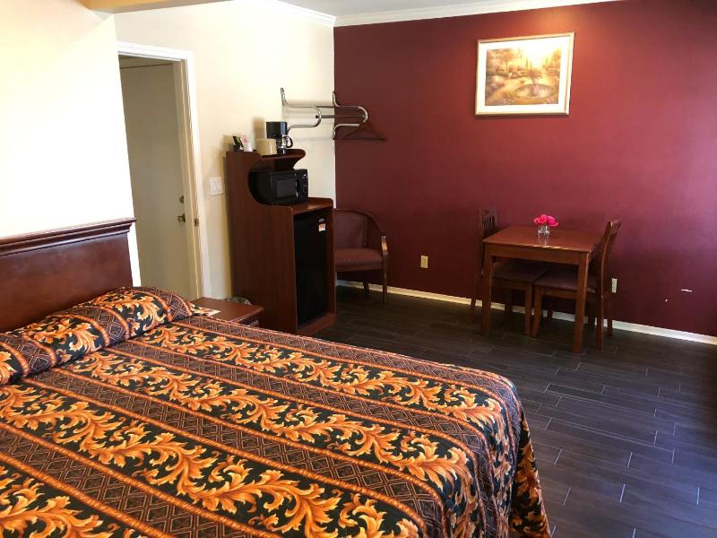 Standard Queen Room image 4