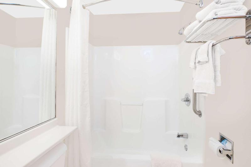 Queen Room - Non-Smoking image 1