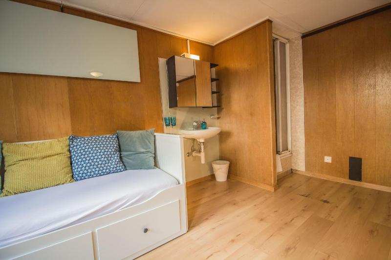 Twin Room with Shower image 4