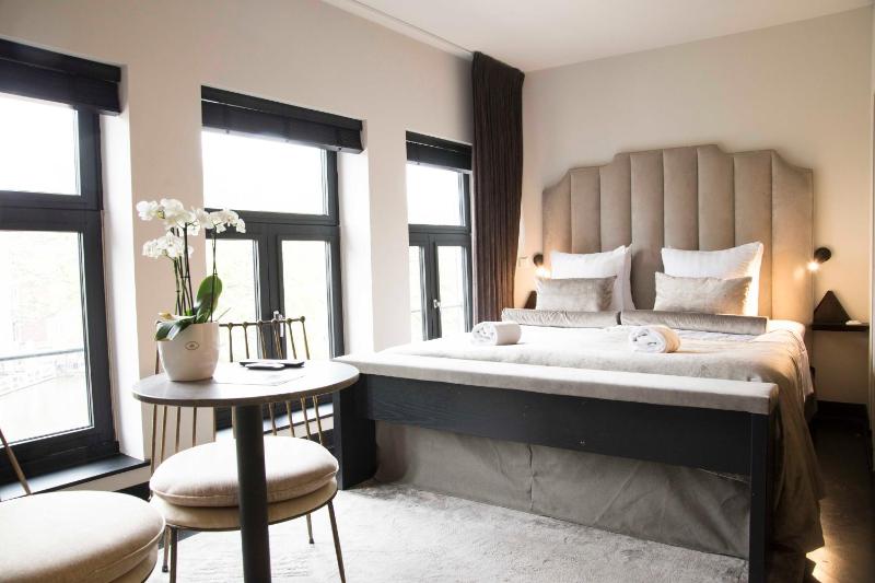 Double Room with Balcony and Terrace image 4