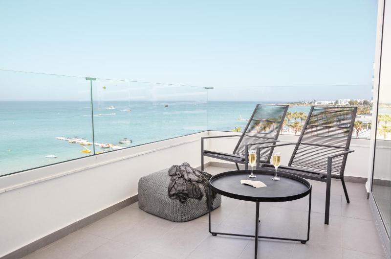 Standard Twin Room with Sea View image 4