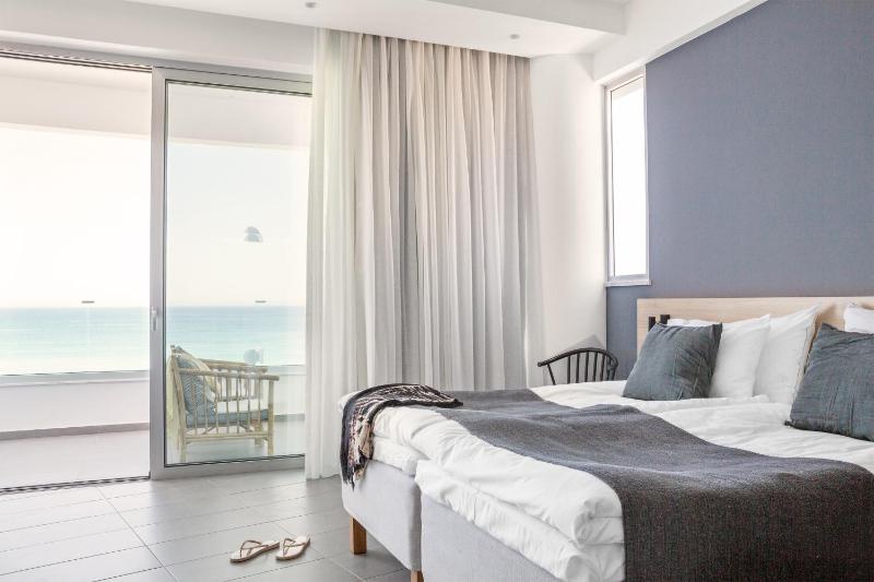 Standard Twin Room with Sea View image 3