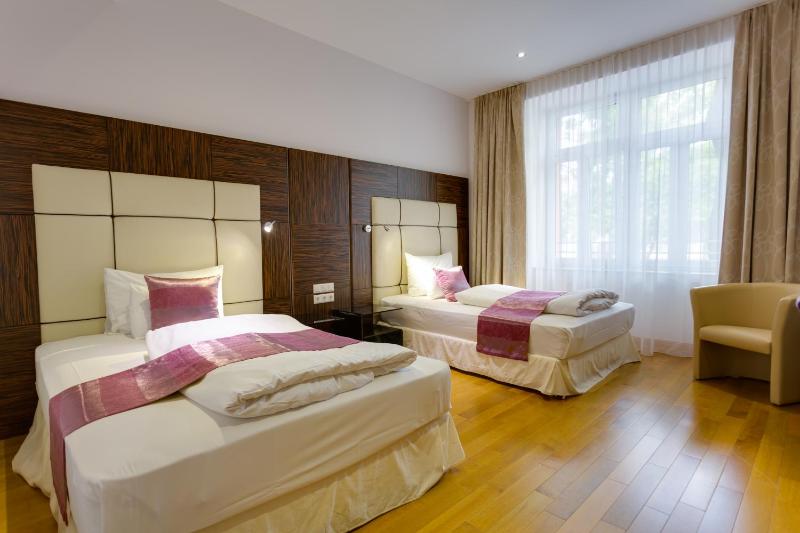 Classic Queen Room image 2