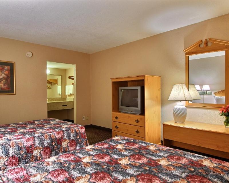 Double Room with Two Double Beds - Smoking image 3