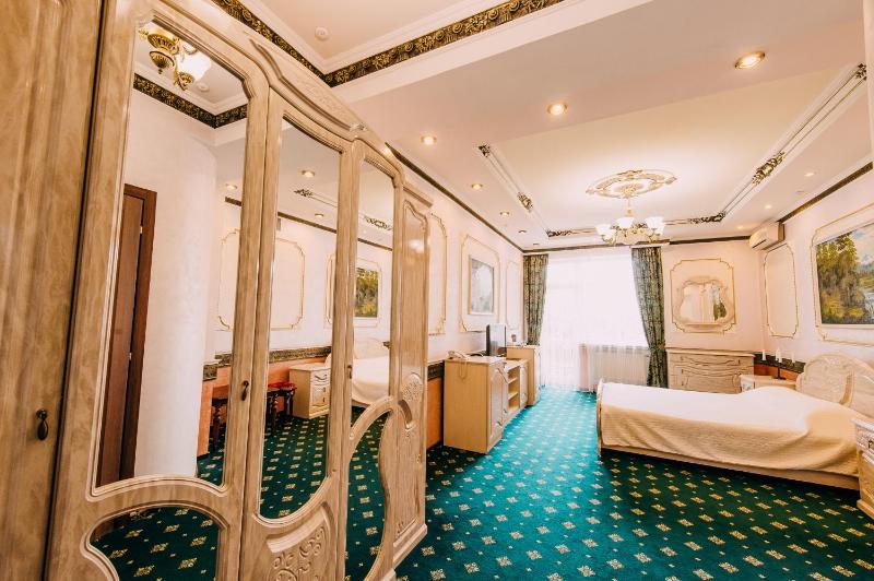 Double Room image 3