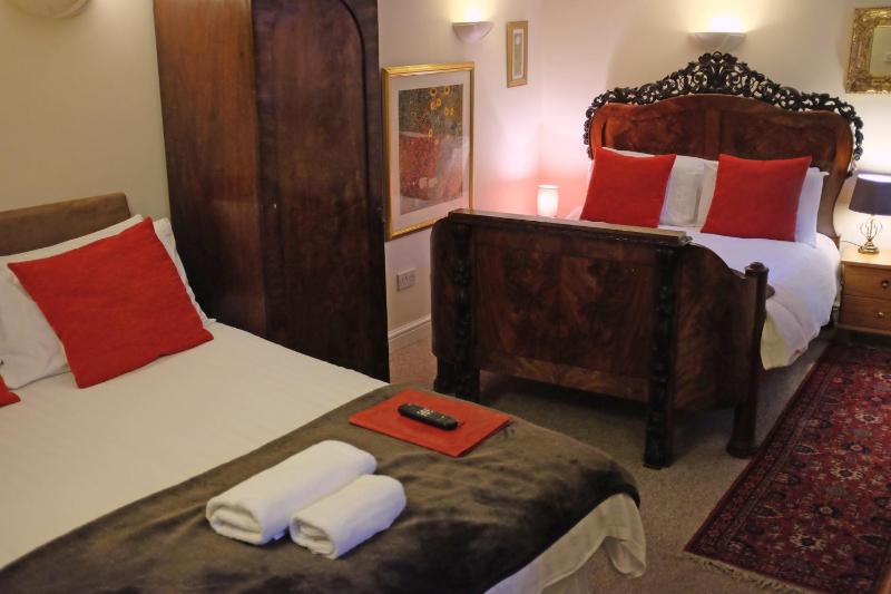 Twin Room image 2