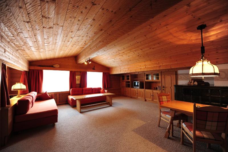 Family Room image 3
