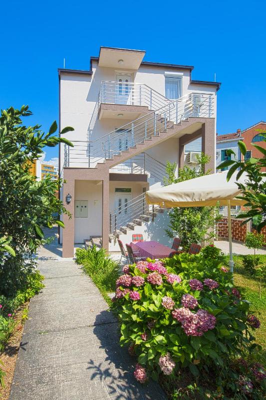 Luxury Two-Bedroom Apartment - with 3 Bathrooms image 1