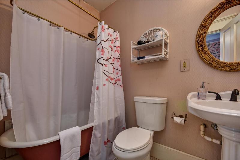 Queen Suite image 2