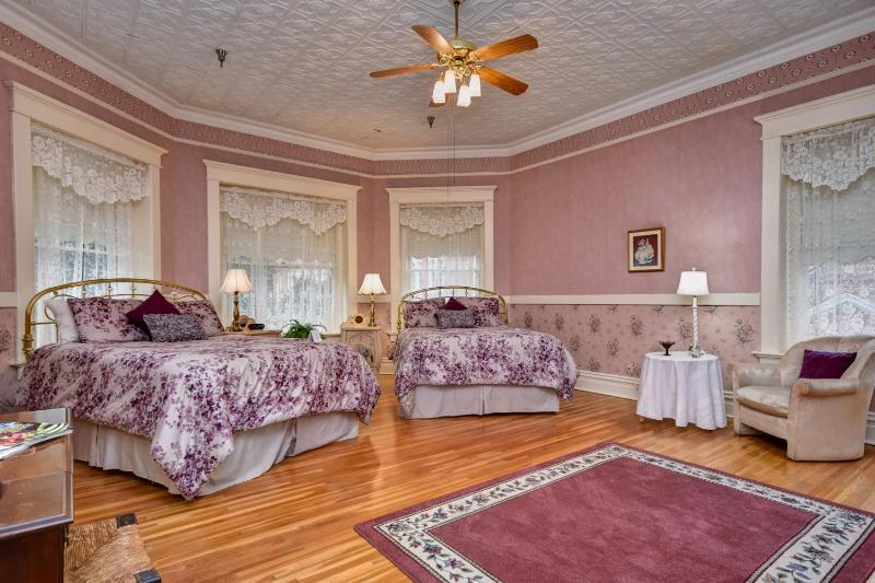 Queen Suite image 2