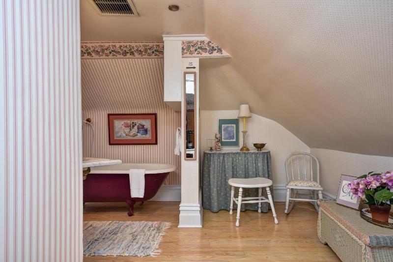Queen Suite image 2