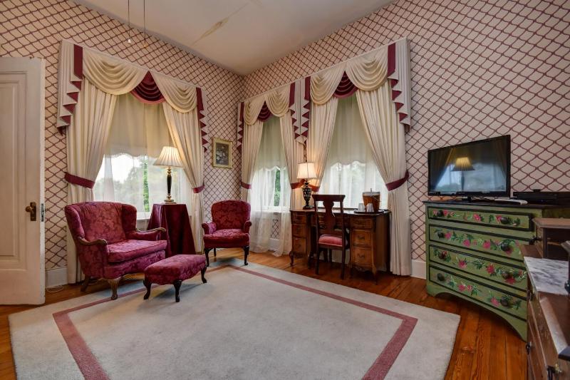 Queen Suite image 2